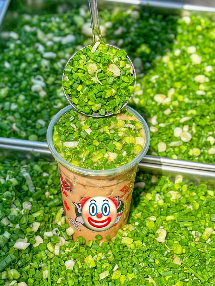 Cận cảnh ly trà sữa hành lá dự đoán sẽ trở thành món hot hit sắp tới.