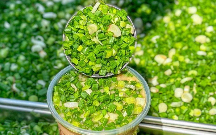 Ly trà sữa sóng sánh toàn hành hành lá, không biết có mấy người dám thử đây? Ảnh 2