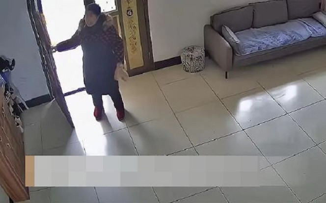 Bố mẹ qua đời, con gái về thăm quê liền bật khóc vì hành động của hàng xóm Ảnh 2