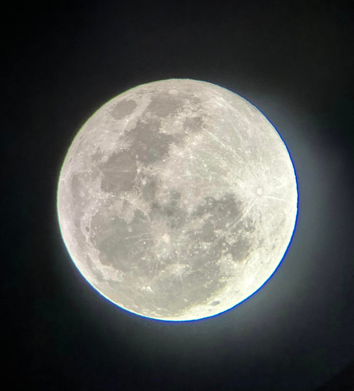 Ánh trăng tròn đầy thông qua lăng kính của Mỹ Tâm. 