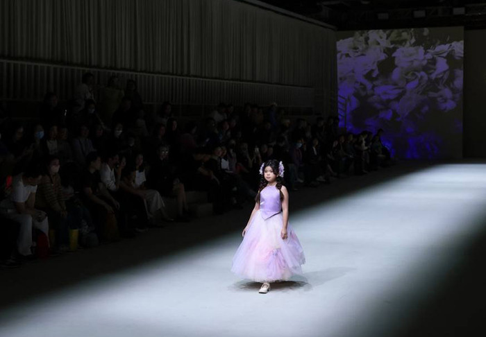 Thanh Như trình diễn đầy tự tin trên sàn diễn thời trang quốc tế.