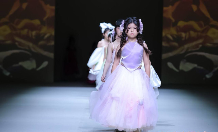 Emily Thanh Như tại Tuần lễ thời trang Thượng Hải 2024.