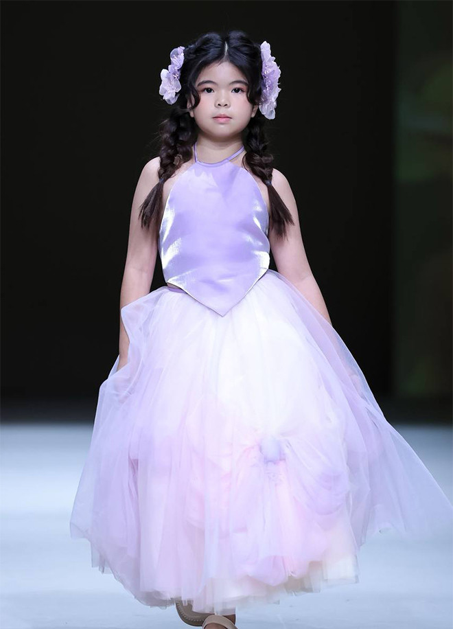 Mẫu nhí 10 tuổi 'gây thương nhớ' tại Tuần lễ thời trang Thượng Hải Ảnh 2