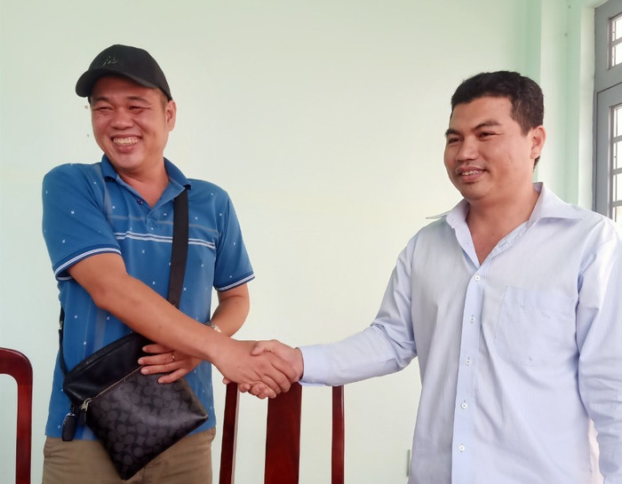 Anh Tô Thanh Minh (bên phải) chuyển trả lại số tiền anh Tú chuyển nhầm. Ảnh: Báo Tây Ninh