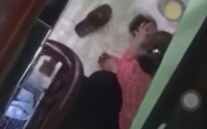 Phẫn nộ đoạn clip 'cô giáo mầm non' bắt bé nằm ngửa, đánh và ép ăn bột Ảnh 2