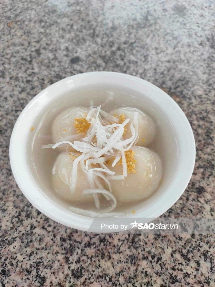 Ngoài mua bánh làm sẵn, nhiều người còn chọn mua nguyên liệu để tự làm