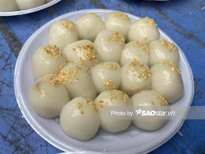 Bánh trôi nặn viên nhỏ, nhân phía trong là đường đỏ