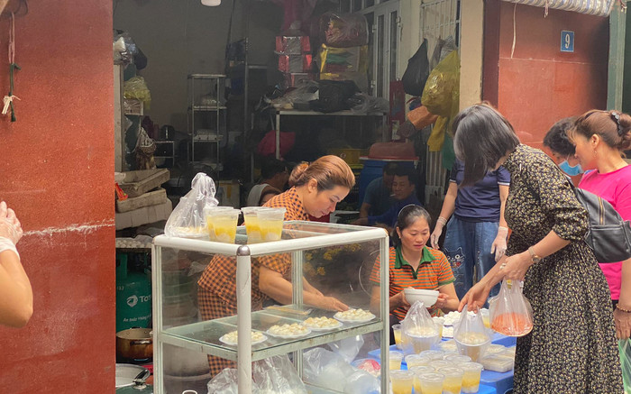 Tết Hàn thực, người Hà Nội dậy từ sáng sớm đi mua bánh trôi, bánh chay dâng cúng tổ tiên Ảnh 2