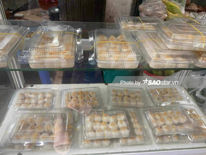 Theo truyền thống, để có loại bột ngon nhất, người thợ làm bánh thường ngâm gạo nếp cho nở, trộn với ít muối rồi đem đi xay mịn, đảm bảo mềm dẻo, dễ nặn, luộc không bị nứt 