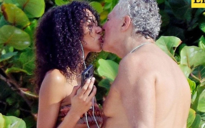 Hình ảnh cặp đôi thân mật trên bãi biển làm nhiều người chỉ biết ghen tỵ.