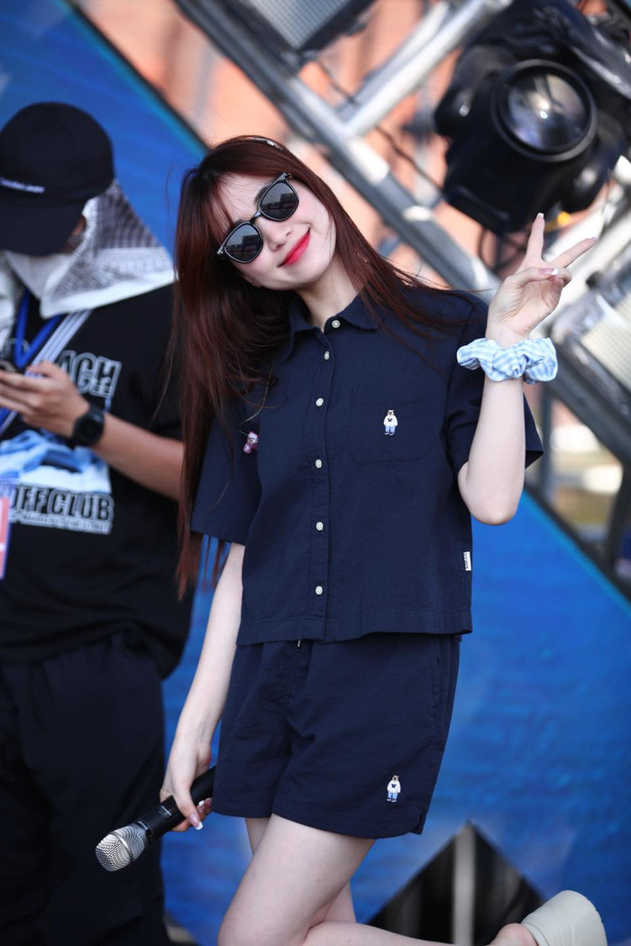 Trong quá trình tập dượt trước khi biểu diễn, Hòa Minzy đều tập trung cao độ và thể hiện sự thân thiện. Ảnh: FBNV