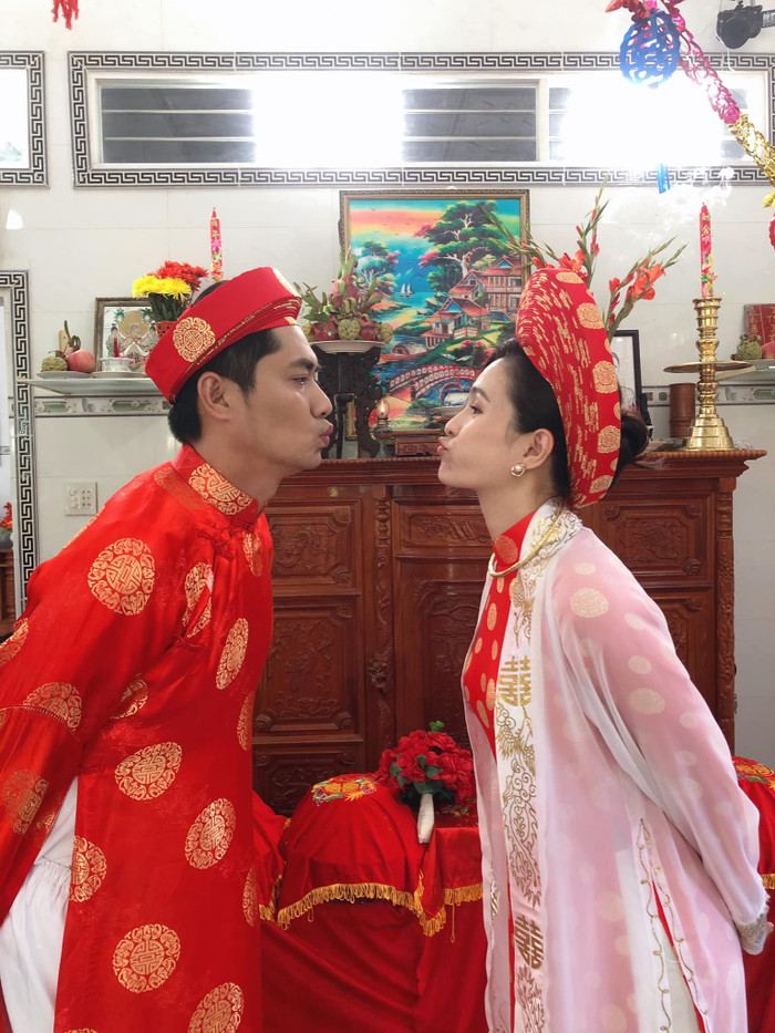 Không gian lễ cưới được trang hoàng chỉn chu, đẹp mắt. Chú rể Minh Luân và bà xã Thùy Trang diện áo dài khăn đóng. 