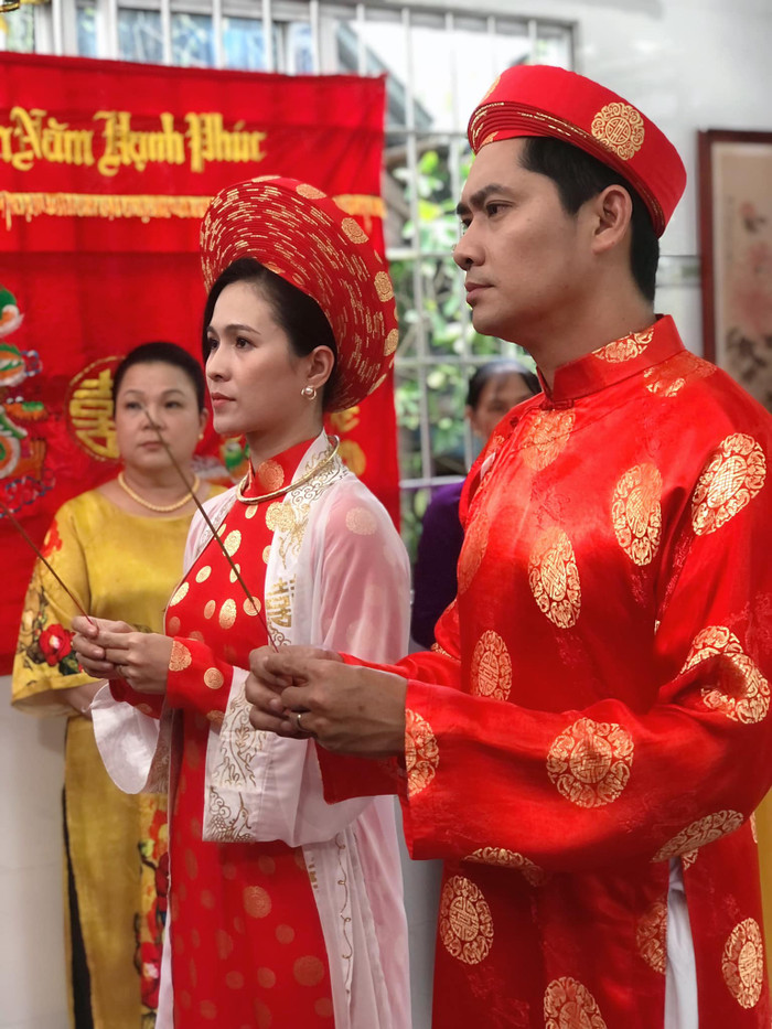 Cặp đôi mang đến trạng thái tích cực, rạng rỡ, được khen đẹp đôi, bùng nổ phản ứng hóa học. Kèm theo loạt ảnh đẹp như mơ, Minh Luân còn cẩn thận chú thích: “Thông báo, đã cưới vợ”. Bài đăng của Minh Luân nhận được lượt tương tác “khủng” của cư dân mạng. 