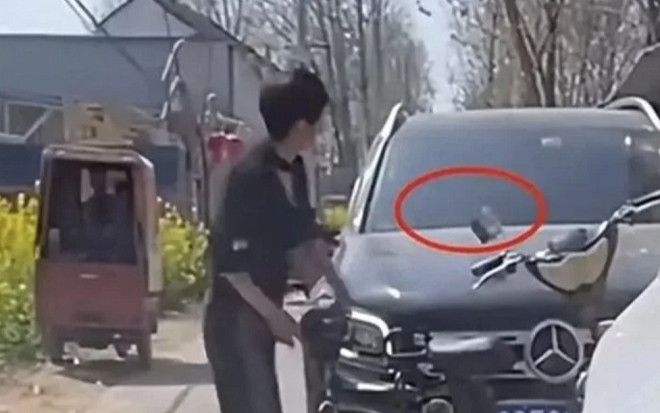 Người phụ nữ ném vỡ xe Mercedes để trả thù cho luống tỏi bị cán nát và cái kết Ảnh 2