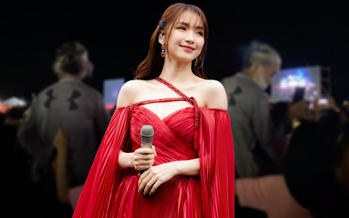 Khoảnh khắc đẹp: Cụ bà say mê đứng cổ vũ khi Hòa Minzy biểu diễn Ảnh 2