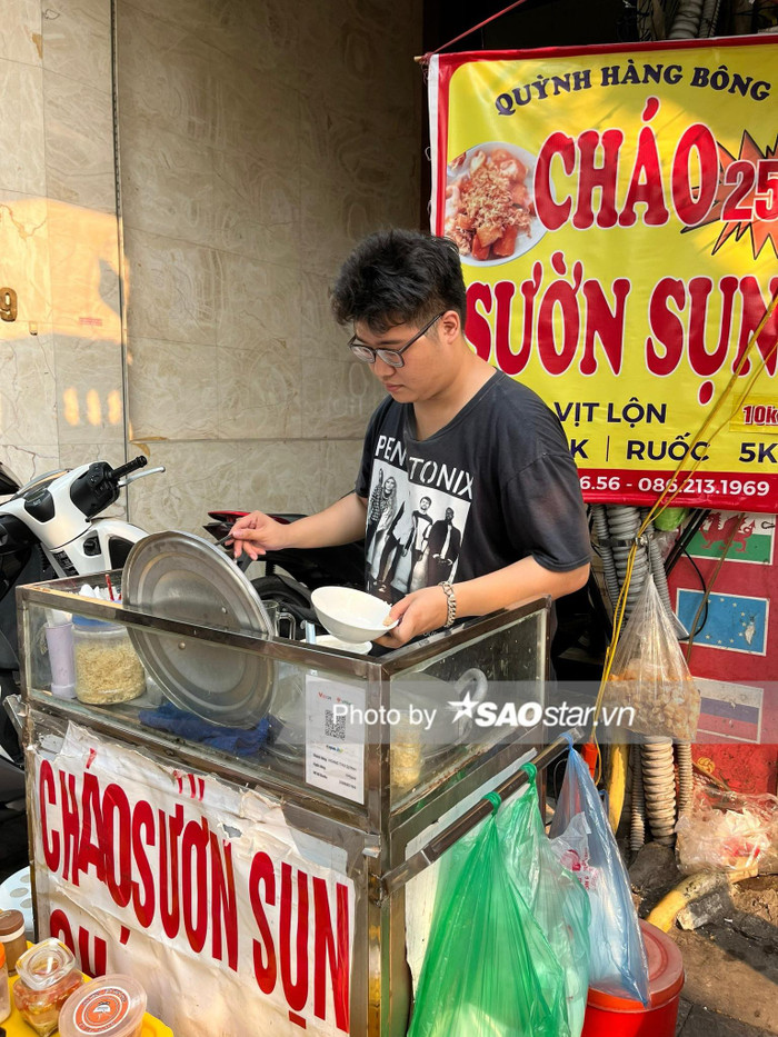 Cứ rảnh, Tùng lại ra quán cháo bán phụ mẹ