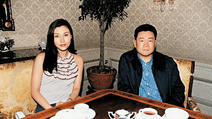 Mối tình sâu đậm nhất của Lý Gia Hân là với tỷ phú Lưu Loan Hùng. Vị tỷ phú này không tiếc tiền mua xe sang, biệt thự cùng nhiều món đồ hiệu đắt giá để lấy lòng người đẹp. Chính vì vậy, Lý Gia Hân đã nhận lời yêu Lưu Loan Hùng dù bị khán giả chỉ trích là “tiểu tam”, “hồ ly tinh” khiến vị đại gia bỏ cả vợ con. 