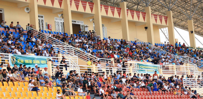 Người hâm mộ Kon Tum tận hưởng niềm vui bóng đá vào những ngày cuối tuần. Ảnh: Kon Tum FC