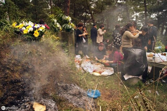 Đi thăm mộ dịp Tết Thanh Minh, người đàn ông mắc căn bệnh nguy hiểm Ảnh 2