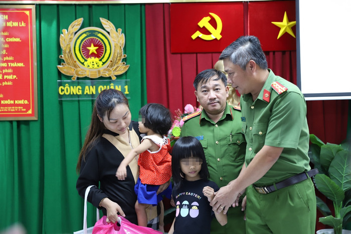 Chị Chi vui mừng khôn xiết khi 2 con được giải cứu