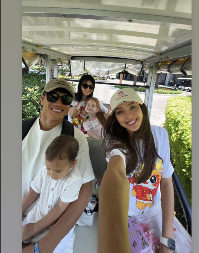 Gia đình Bùi Tiến Dũng đi du lịch.