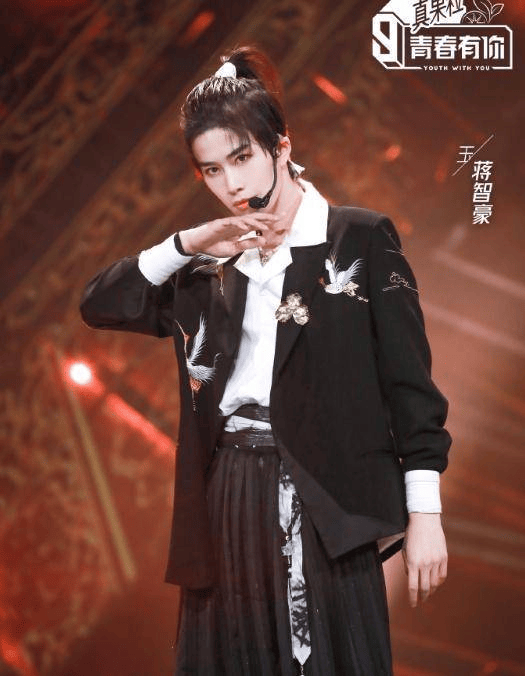 Tưởng Chí Hào sinh năm 1996, tốt nghiệp Học viện Nghệ thuật Thị giác Thượng Hải. Năm 2021, nam ca sĩ tham gia một chương trình truyền hình thực tế và nhận được sự chú ý và yêu mến của nhiều người hâm mộ bởi hình tượng đẹp trai, khỏe khoắn cùng khả năng nhảy, hát ổn định