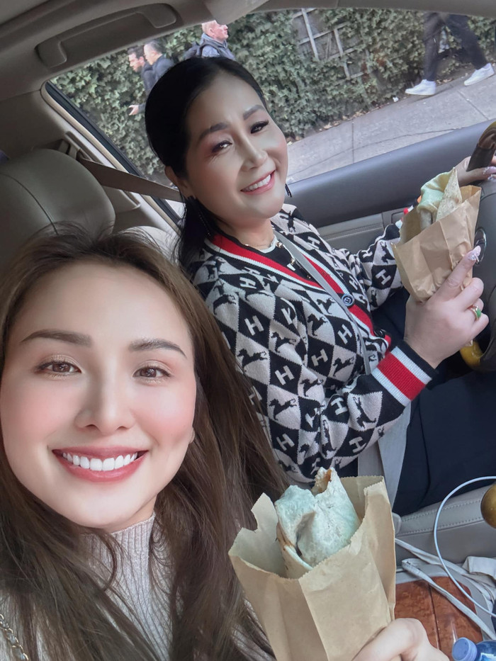 Hoa hậu Diễm Hương được mẹ chồng chủ động lái xe, mua thức ăn để cả hai cùng thưởng thức. Ảnh: FBNV