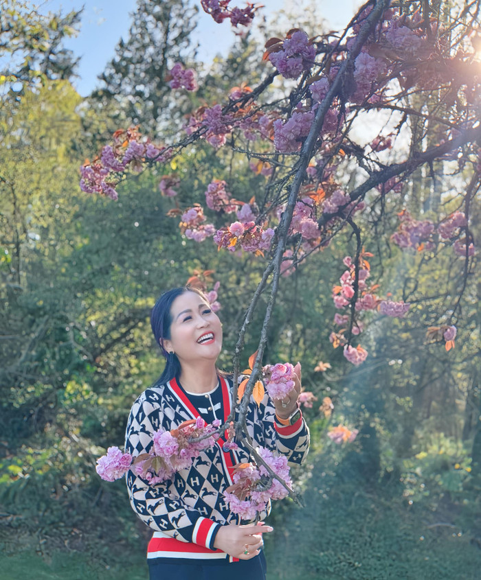 Mẹ chồng Hoa hậu Diễm Hương sở hữu nhan sắc phúc hậu, trẻ hơn so với tuổi thật. Bà thể hiện tính cách thân thiện, vui vẻ khi tương tác với bạn bè ở trên mạng xã hội. Ảnh: FBNV