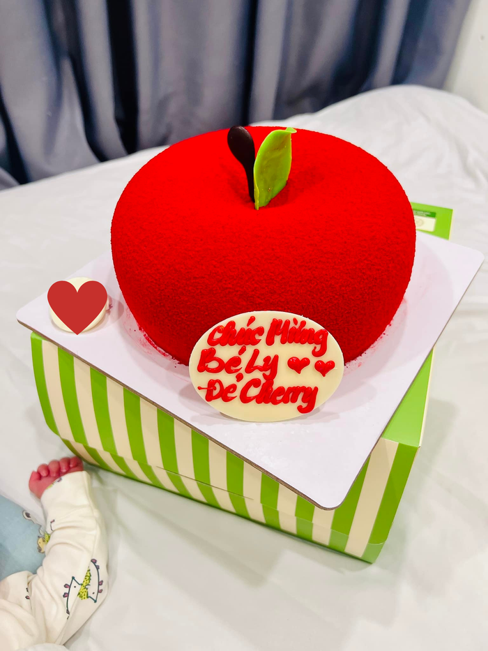 Ngoài thông báo tin vui, diễn viên Duy Khương còn khéo léo khoe đôi tay nhỏ xíu của ái nữ Cherry. Ảnh: FBNV