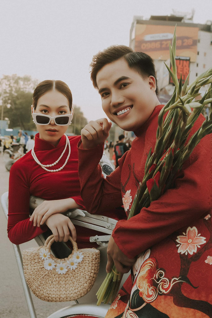 Dịp Tết Nguyên đán năm ngoái, vợ chồng diễn viên Duy Khương còn thực hiện bộ ảnh ngập tràn sắc đỏ. Ảnh: FBNV