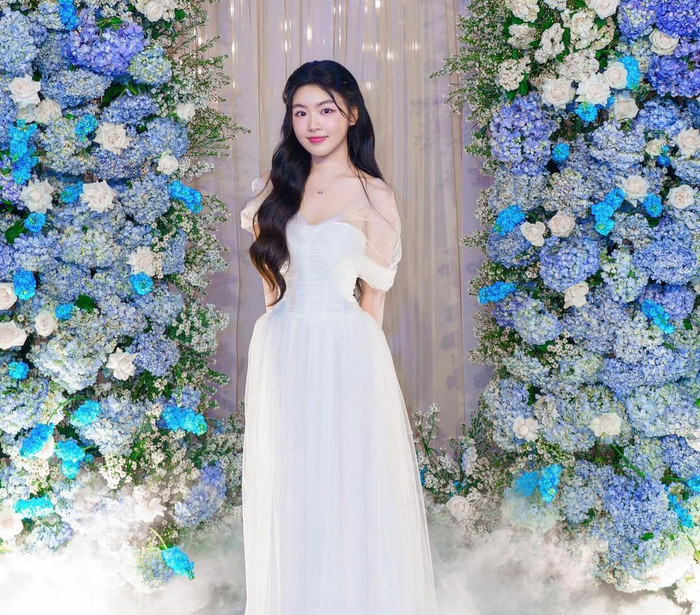 Ái nữ nhà Quyền Linh diện chiếc váy trắng tinh khôi, mái tóc đen dài cùng nước da trắng lại càng tôn lên nét đẹp của cô bé. Ảnh: Instagram linhhh.m