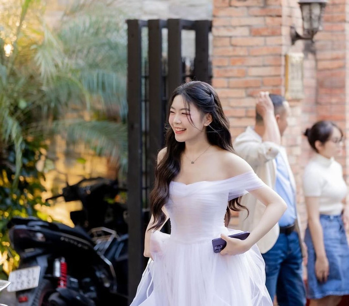 Lọ Lem cười tít mắt, tất bật chuẩn bị trước khi bữa tiệc diễn ra. Ảnh: Instagram linhhh.m