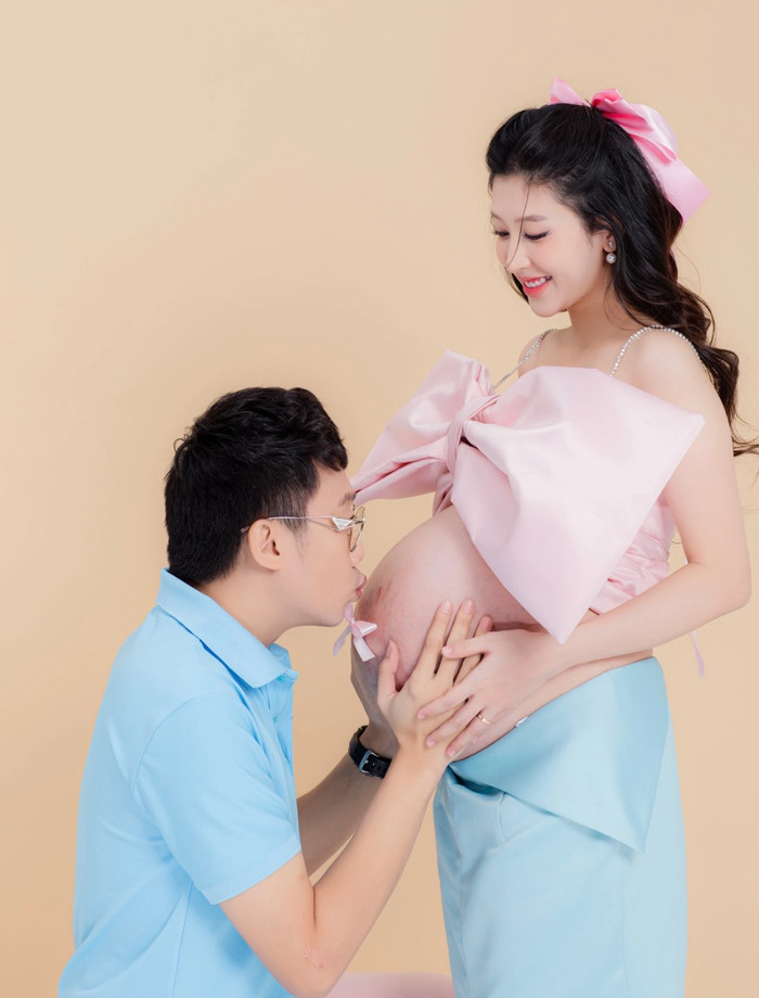 Kim Chi cho biết vì đã thân quen với gia đình Ginô Tống từ lâu nên cô luôn coi mẹ chồng như mẹ ruột.