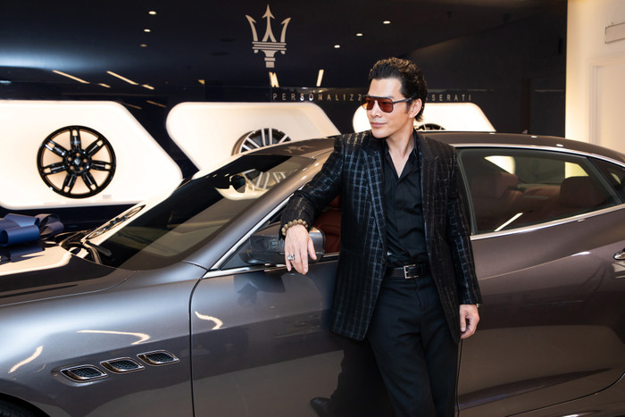 Trần Bảo Sơn trong ngày nhận chiếc Maserati Quattroporte.
