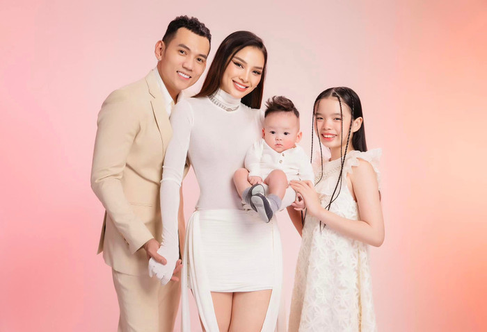 Hôn nhân viên mãn, đáng ngưỡng mộ của Phương Trinh Jolie và Lý Bình bên cạnh 2 nhóc tỳ. 