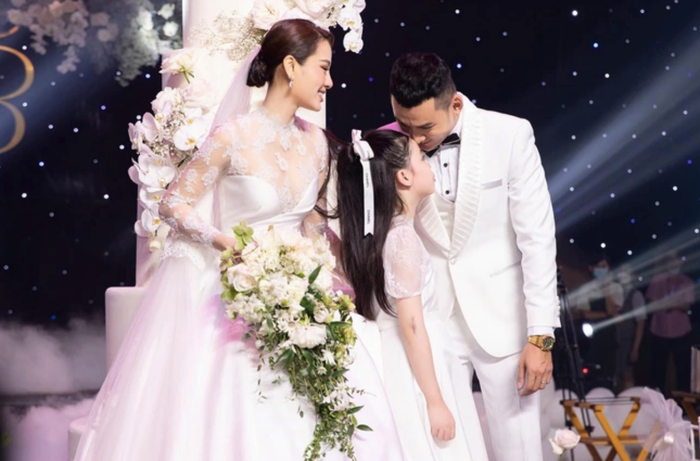 Lý Bình và bé Mia có mối quan hệ thân thiết. Trước đó, nam diễn viên chia sẻ đã biết sự tồn tại của nhóc tỳ từ lúc bắt đầu tìm hiểu Phương Trinh Jolie. 