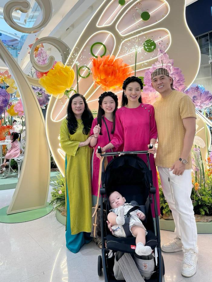 Phương Trinh Jolie cho biết bé Mia và mẹ ruột của Lý Bình rất thân thiết, xem nhau như hai người bạn. Nữ ca sĩ cũng từng ganh tị vì con gái chỉ kể những 'bí mật' với bà nội. 