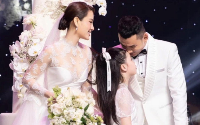 Nữ ca sĩ công khai có con riêng 9 tuổi ngay đám cưới, mối quan hệ giữa nhóc tỳ với bố dượng ra sao? Ảnh 2