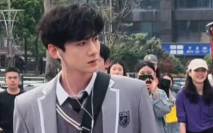 Bạch Kính Đình gây sốt khi mặc đồng phục học sinh, 30 tuổi mà ngỡ như nam thần 18 Ảnh 2