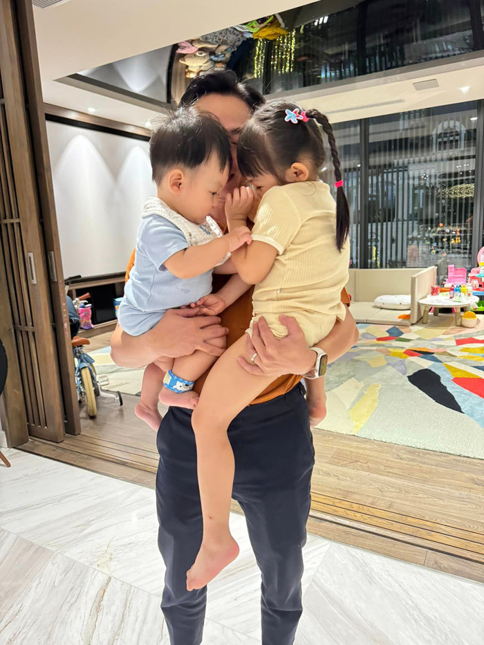 Cường Đô La bế cả hai con vào lòng, anh dành nhiều tình cảm cho dàn nhóc tỳ. Ảnh: FBNV