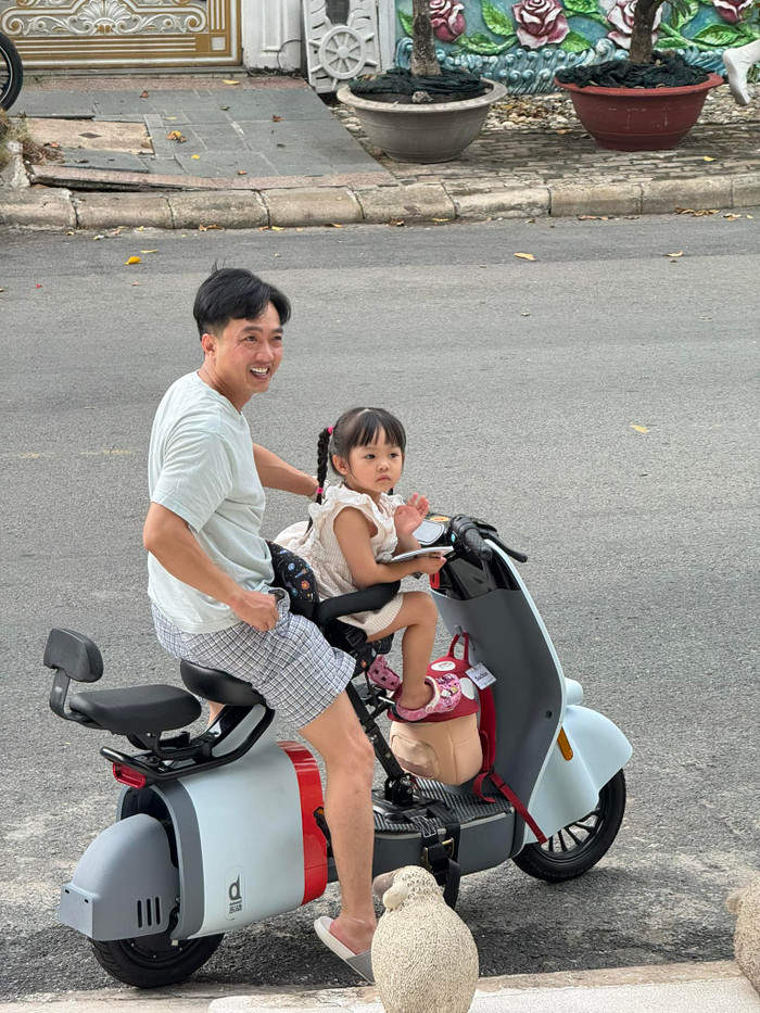Cường Đô La từng hào hứng kể về việc đưa con gái đi học: 'Công việc mỗi sáng là chở con đi học xong ba đi làm'. Ảnh: FBNV
