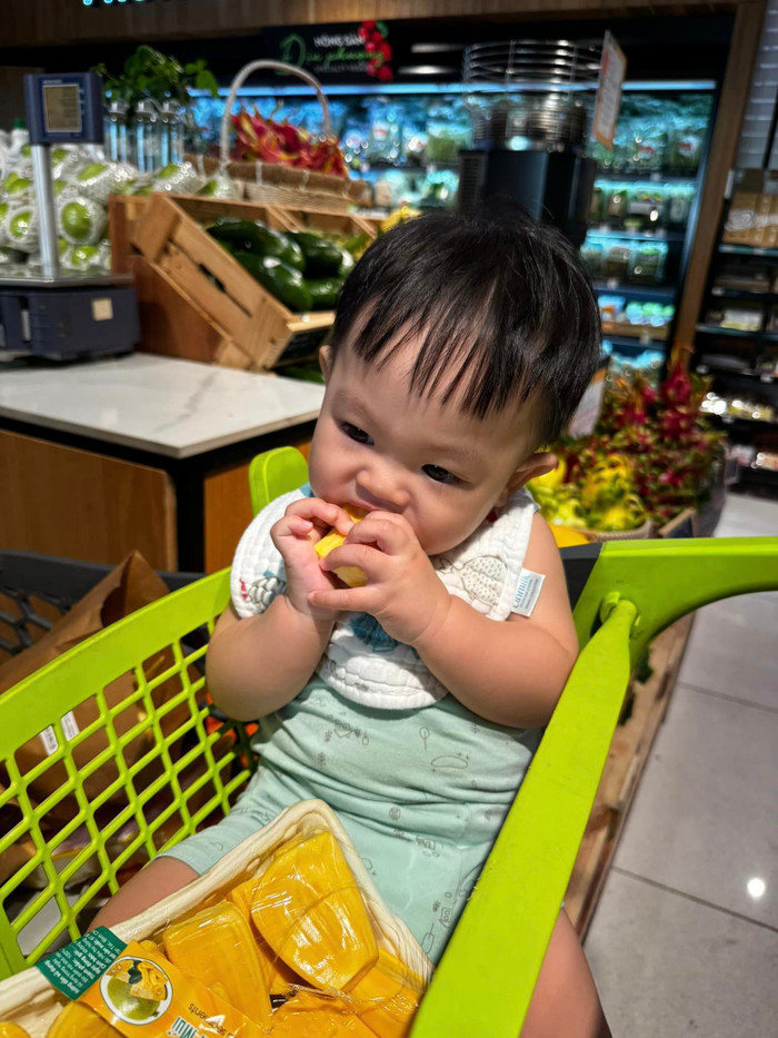 Cường Đô La chưa kịp thanh toán tiền hoa quả, nhóc tỳ Sutin đã tự bóc khay mít ở trên xe đẩy. Ảnh: FBNV