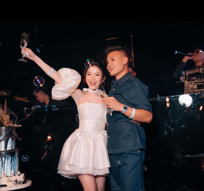 Một trong những chiếc đồng hồ thường xuyên xuất hiện trong hình ảnh của Quang Hải là Cartier Calibre 1847 MC được nạm kim cương xung quang bề mặt. Mẫu thiết kế này của Cartier có giá 190 triệu đồng. 