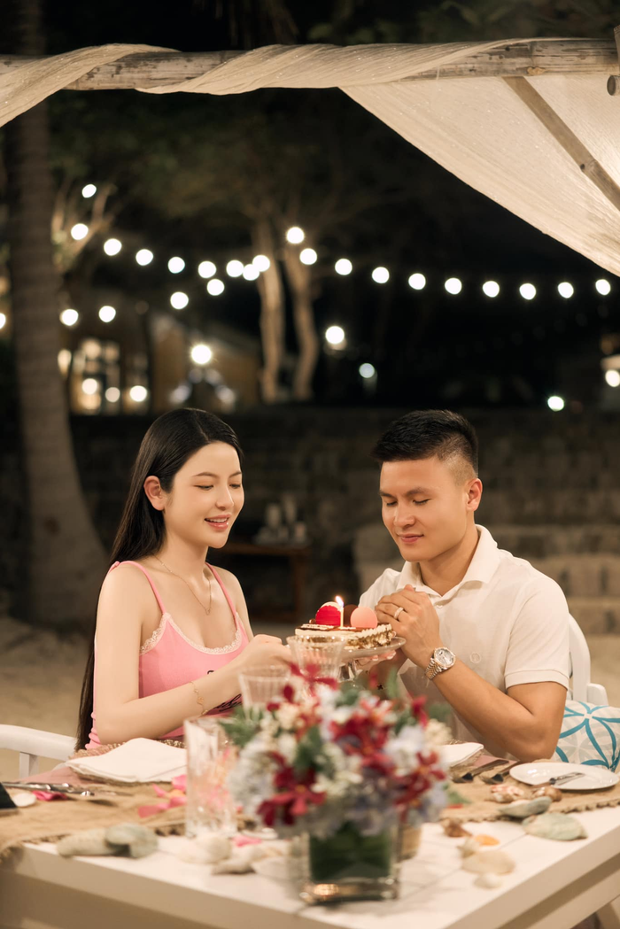 Quang Hải là một trong những cầu thủ đang nhận được sự quan tâm đông đảo nhất trong làng túc cầu Việt hiện nay. Mới đây, tiền vệ của Đội tuyển bóng đá quốc gia có chuyến tuần trăng mật cùng bà xã Chu Thanh Huyền tại biển. 