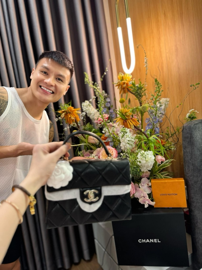 Quang Hải cũng không thua kém bất kỳ 'soái ca' nào về độ chiều bạn gái. Nam cầu thủ từng tặng bà xã Thanh Huyền loạt túi hiệu như Chanel, Hermes,... hàng trăm tỷ đồng. 