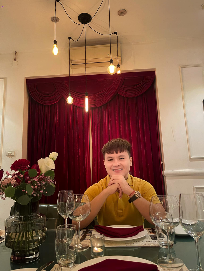 Quang Hải không đầu tư quá nhiều tiền vào quần áo nhưng nam cầu thủ lại có đam mê mãnh liệt với đồng hồ đeo tay. Anh chàng có thể bỏ ra 2,3 tỷ để tậu thiết kế Patek Philippe Nautilus 5712R màu vàng hồng cực kỳ sang chảnh. 