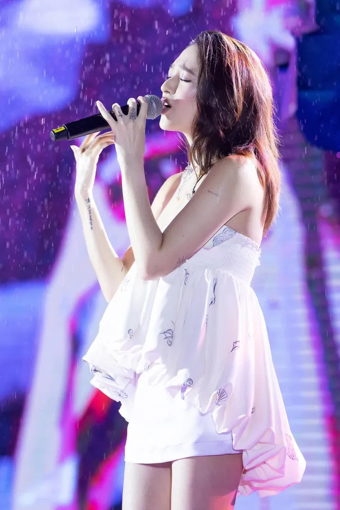 Bảo Anh mặc chiếc áo quây có phần bồng bềnh ở bụng, che được vòng 2