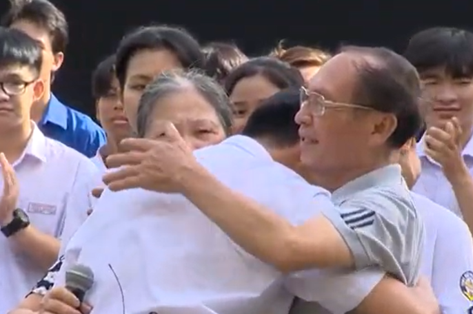 Nam Hải ôm chầm lấy ba