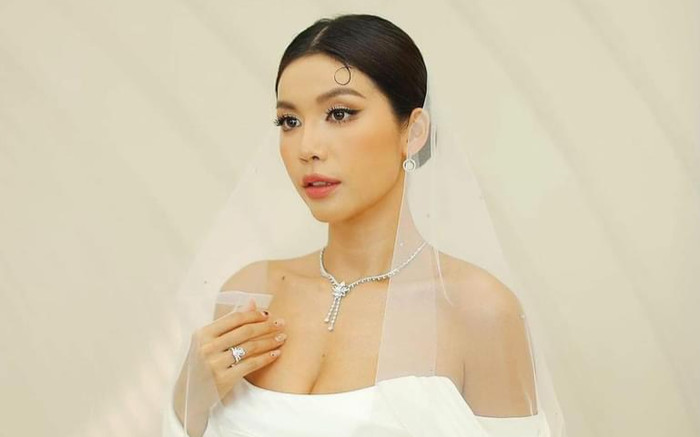 Minh Tú đặt di ảnh của bố trong bó hoa cưới Ảnh 2