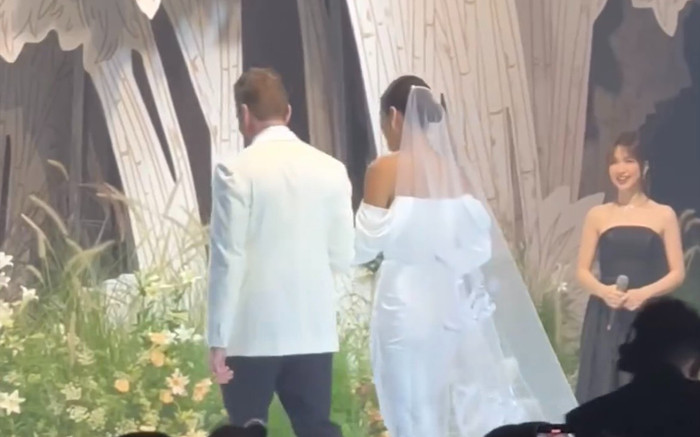 Khoảnh khắc Hoà Minzy nhìn Minh Tú hạnh phúc trong ngày cưới Ảnh 2